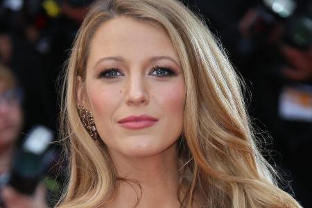 Was steckt hinter Blake Livelys guter Haut? Vielleicht die Tatsache, dass sie keinen Alkohol trinkt, weil sie den Geschmack ...