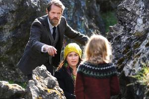 "Der Island-Krimi: Tod der Elfenfrau": Solveig (Franka Potente) und ihr Kollege Finsen (Joi Johannsson) entdecken die kleine...