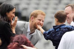 Bei ihrem aktuellen Irland-Besuch bewiesen Prinz Harry und Herzogin Meghan wieder einmal, dass sie sehr gut mit Kindern umge...