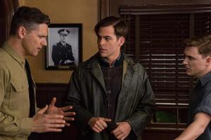 "The Finest Hours": Warrent Officer Daniel Cluff (Eric Bana, l.), Bernie Webber (Chris Pine, M.) und Andy Fitzgerald (Kyle G...