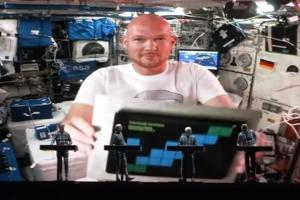 Alexander Gerst musiziert mit Kraftwerk