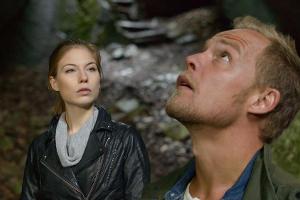 "Die Toten vom Bodensee": Hannah Zeiler (Nora von Waldstätten) und Micha Oberländer (Matthias Koeberlin), suchen den Ort, an...