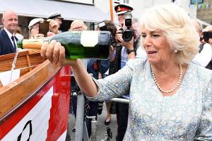 Camilla weiht ein Boot in Cornwall ein