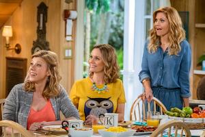 Jodie Sweetin, Andrea Barber und Candace Cameron Bure (v.l.) in einer Szene aus "Fuller House"