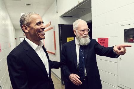 Barack Obama (l.) ist zu Gast in David Lettermans neuer Show