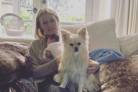Glücklicher könnte Natasha Bedingfield nicht sein: Hier schmust die Sängerin mit Söhnchen und Hund Rocky