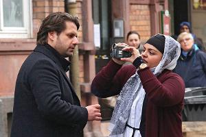 "Dimitrios Schulze": Mit Hilfe seiner Assistentin Aishe (Sara Fazilat) dokumentiert Dimi (Adam Bousdoukos) seine Aktivitäten...