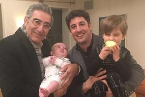 Eugene Levy und Jason Biggs beim großen Wiedersehen zusammen mit Jasons beiden Söhnen