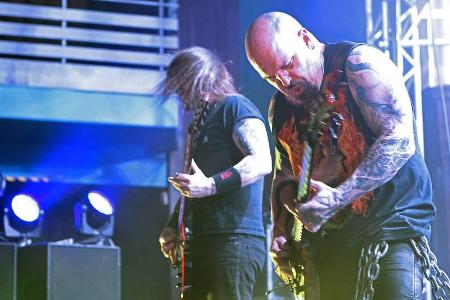 Die E-Gitarristen Gary Holt (li.) und Kerry King während eines Slayer-Konzerts in Leipzig