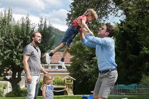 "Zur Hölle mit den anderen": Erik (Holger Stockhaus) will Steffen (Felix Knopp) zeigen, dass er sich mindestens so gut mit s...