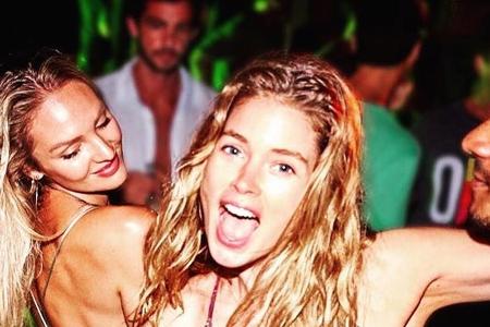 Die Models Candice Swanepoel (l.) und Doutzen Kroes feiern gemeinsam in Brasilien