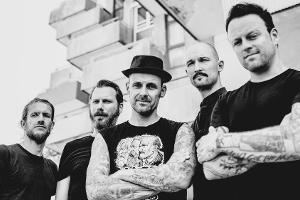 Kämpfen mit lautem Punk-Rock gegen die Angstmacherei an: Ingo Knollmann (Mitte) mit seiner Band Die Donots