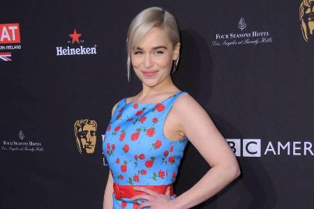 Emilia Clarke bringt Sommergefühle auf den roten Teppich