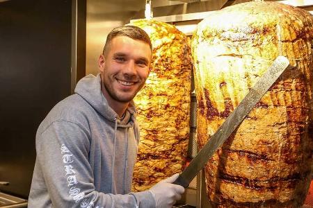 Im eigenen Döner-Laden: Lukas Podolski legte selbst Hand an