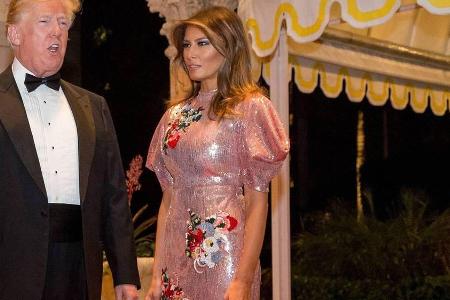 Melania Trump begrüßte 2018 an der Seite ihres Mannes im schillernden Outfit