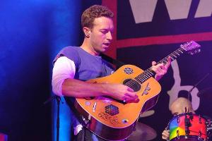 Chris Martin beeindruckt mit seinen musikalischen Fähigkeiten offensichtlich nicht nur die Fans...