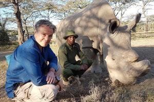 "Im Einsatz für...": Hannes Jaenicke (l.) mit Sudan, dem letzten männlichen nördlichen Breitmaulnashorn - es wird rund um di...