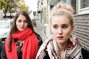 "Unter uns": Saskia (l.) erkennt, dass auch KayC insgeheim noch Liebeskummer hat