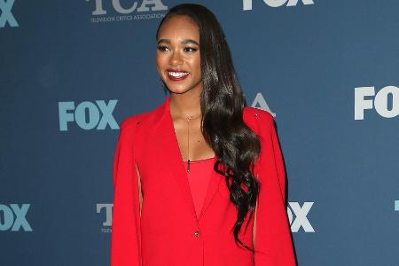 Chandler Kinney in einem modern geschnittenen Hosenanzug in 