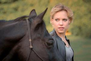 "Gestüt Hochstetten (1): Das Testament": Alexandra Winkler (Julia Franz Richter) ist plötzlich Alleinerbin eines Trakehner-G...