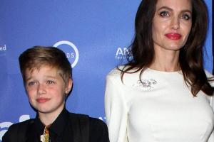 Shiloh Jolie-Pitt zusammen mit ihrer Mutter Angelina Jolie
