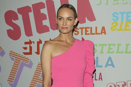 Schauspielerin Amber Valletta machte in ihrem pinkfarbenen One-Shoulder-Dress eine gute Figur