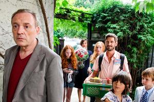 "Die Notlüge": Hubert (Josef Hader, l.) und seine Familie erhalten eine Hiobsbotschaft