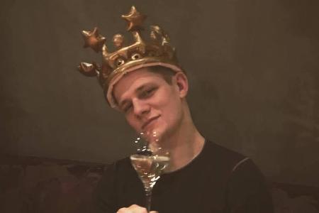 Schauspieler Max von der Groeben erhebt das Glas einfach auf sich selbst