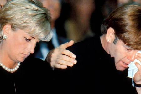 Diana mit Elton John bei der Beerdigung des ermordeten Mode-Designers Gianni Versace im Juli 1997