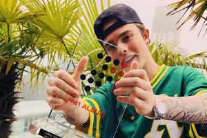 Mike Singer mit dem "Nummer 1 Award der Offiziellen Deutschen Charts"