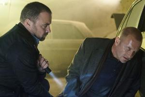 "Spuren des Bösen - Wut": Gerhard Mesek (Juergen Maurer, l.) findet Richard Brock (Heino Ferch), ist er verletzt?