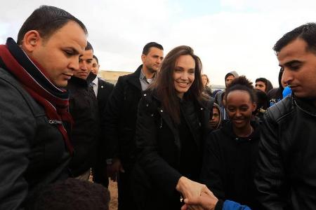 Angelina Jolie beim Besuch eines Flüchtlingscamps in Jordanien mit Tochter Zahara
