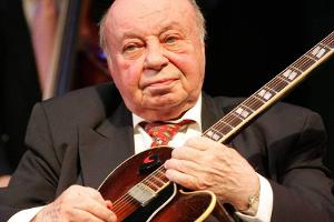 Coco Schumann bei einem seiner Auftritte