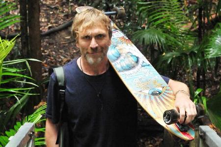 Ansgar Brinkmann verlässt mit seinem Longboard das Dschungelcamp