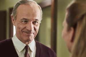 Graf Georg von Striesow (Heiner Lauterbach) genießt den Schwung, den Rosemarie (Anna Loos) in sein Leben bringt