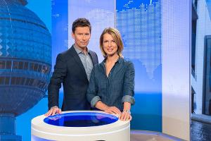 Sascha Hingst (l.) und Jessy Wellmer (r.) präsentieren das neue "Mittagsmagazin" aus dem Studio in Berlin