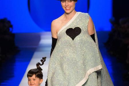 Model Coco Rocha sorgte mit ihrer zweijährigen Tochter Ioni Conran für den niedlichsten Moment der Pariser Couture-Schauen