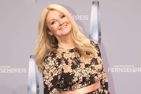 In ihrem blumigen Gold-Dress strahlte Moderatorin Frauke Ludowig auf dem roten Teppich in Köln