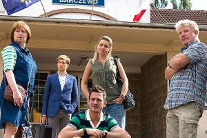 "Heimat ist kein Ort":  Am Bahnhof von Barczewo warten der junge polnische Notar Krzysztow (Piotr Witkowski, 2. v. l.), Jule...