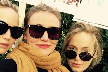 Jennifer Lawrence (l.), Cameron Diaz (m.) und Adele protestieren beim diesjährigen Women's March für Frauenrechte