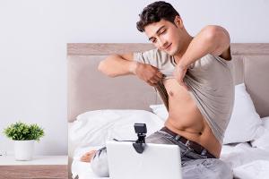 Bei einem Videochat sollte man lieber nie zu viel von sich zeigen