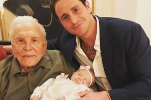 Drei Generationen der Douglas-Familie auf einem Foto vereint: Kirk Douglas (li.), Lua Izzy Douglas und Cameron Douglas (re.)