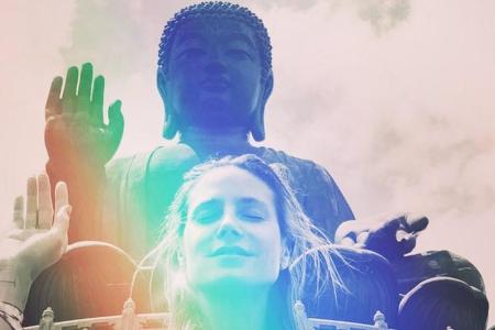 Heidi Klum hat sich in Hongkong vor einer Buddha-Statue fotografieren lassen
