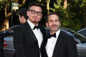 Marc Jacobs (r.) hat seinem Freund Charlie Defrancesco einen Heiratsantrag gemacht