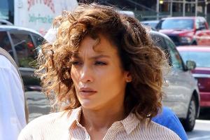 In "Shades of Blue" trägt Jennifer Lopez als Det. Harlee Santos einen wilden Lockenkopf