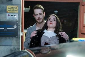 "Unter uns": Saskia wird von Tobias geistesgegenwärtig vor einem Unfall bewahrt...