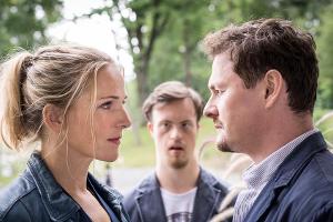 "Praxis mit Meerblick: Brüder und Söhne": Nora (Tanja Wedhorn) lernt Matthias (Shenja Lacher, r.) und seinen Bruder Robin (M...