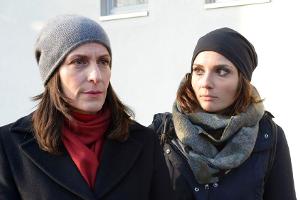 "GZSZ": Katrin (l.) und Anni legen sich mit Bikern an