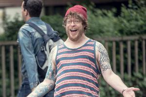 Hardy (Rapper Sascha "Ferris MC" Reimann) freut sich über das unerwartete Wiedersehen mit Sol (Rapper Eko Fresh)