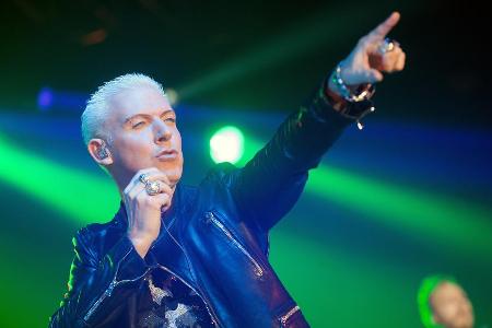 Frontmann H.P. Baxxter während einer Show in Prag